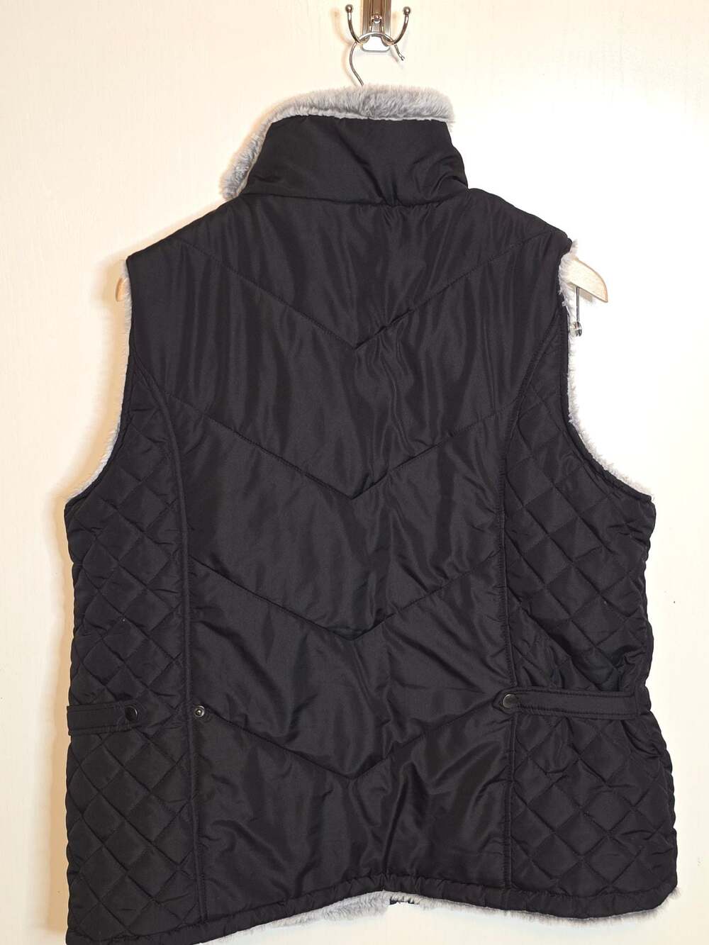 Chebella Quilted Reversible Faux Fur Vest - Picture 10 of 11